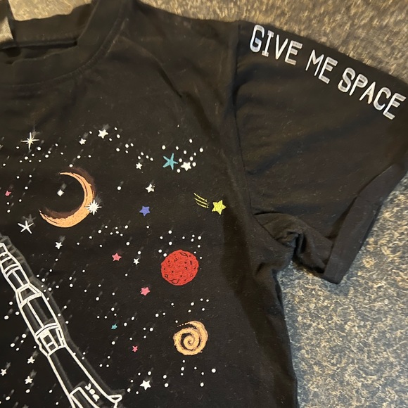 Give me Space- Graphic tee - Picture 2 of 4